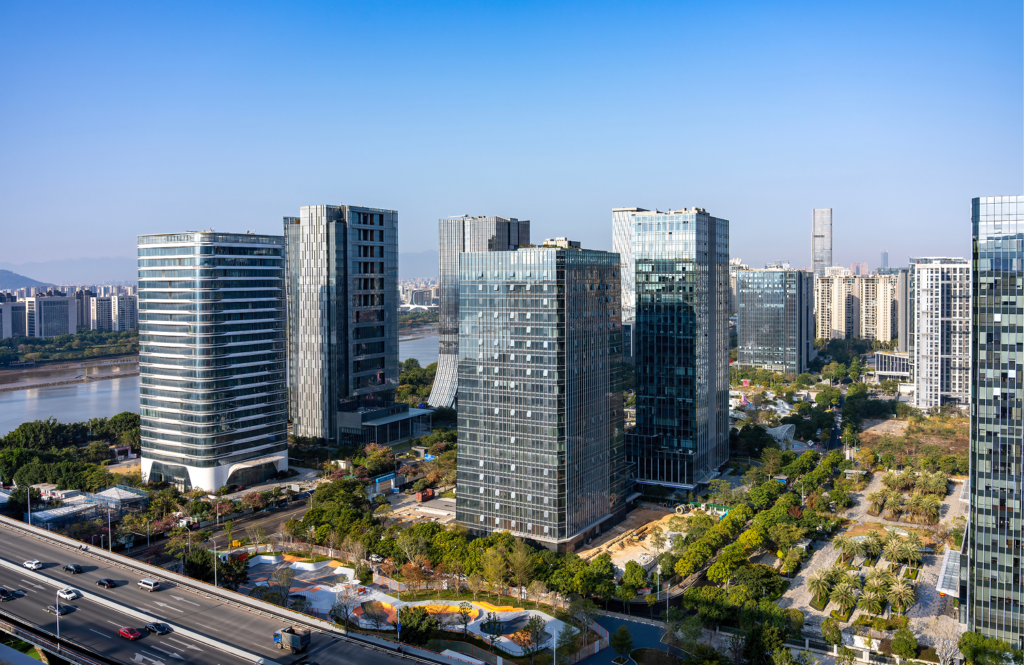 河畔現代高樓與綠意園區街景