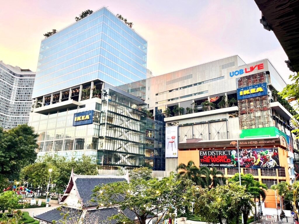 The long-awaited EMSPHERE department store, the third phase of the EM District, finally opened with great fanfare on December 1, 030